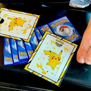SUPRISE SET OF 8 POKEMON CARDS!